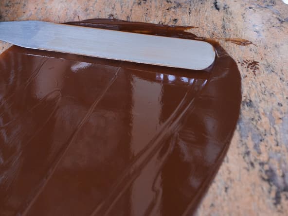 Tablage du chocolat noir au marbre