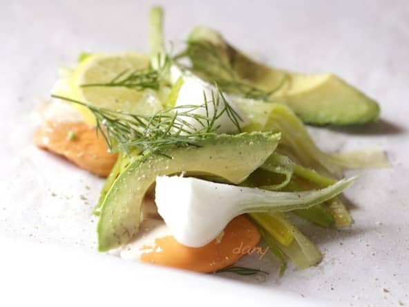 Noix de St-Jacques poireaux et avocats en papillotes