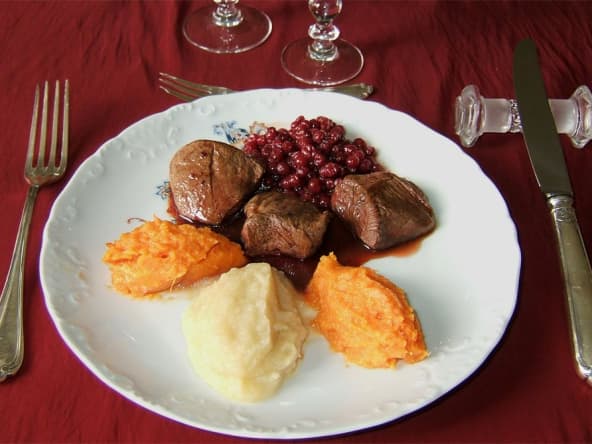 Noisettes de chevreuil sauce aux airelles et purée de patates douces