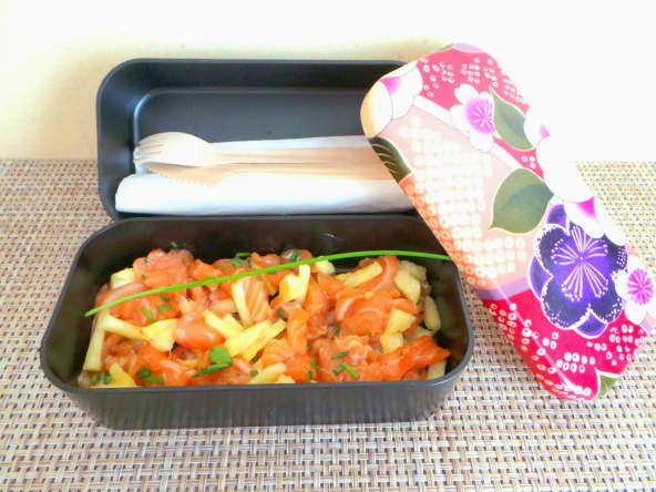 Tartare de saumon cru mariné, sauce soja et ananas en bento