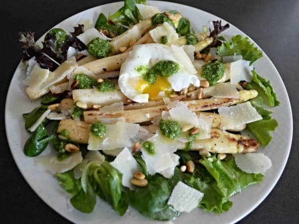 Asperges, ail des ours et oeuf mollet