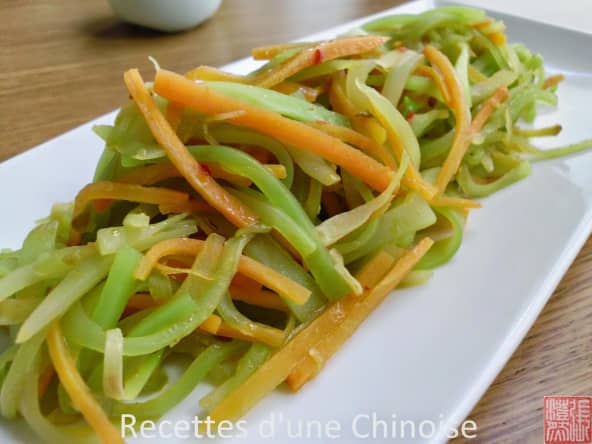 Laitue-asperge sautée avec jeunes carottes