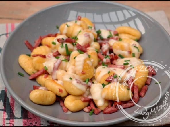 Gnocchis à poêler, sauce Saint-Nectaire et bacon