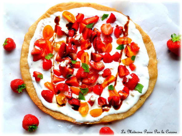 Pizza aux fraises, tomates, fêta et menthe
