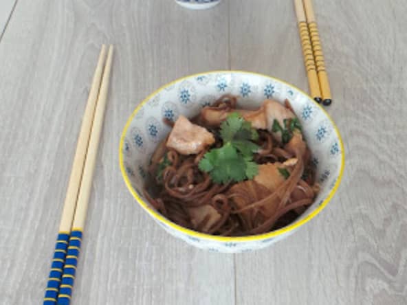 Porc caramélisé aux nouilles soba