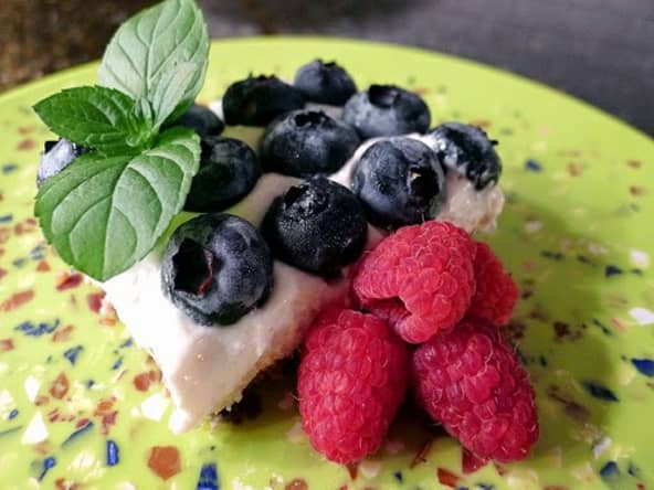 Cheesecake aux framboises et myrtilles