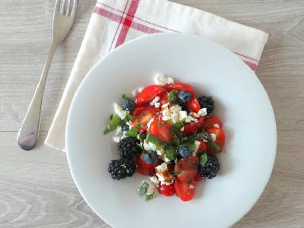 Salade 3 couleurs de tomates cerise, mûres, myrtilles et feta