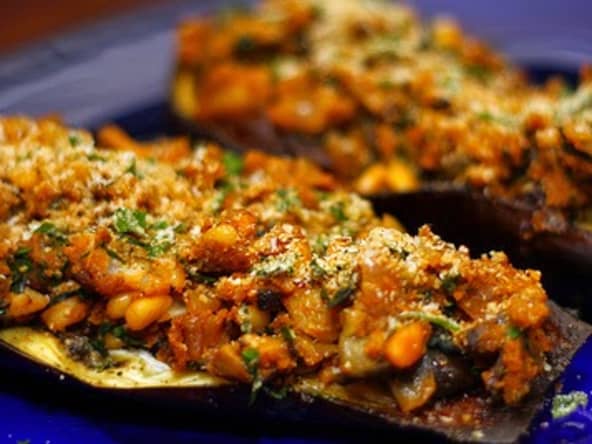 Aubergines farcies aux oignons, tomates et pignon de pin