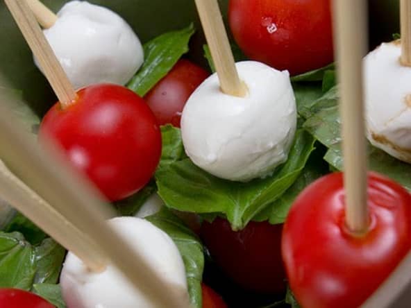 Brochettes de salade à la tomate, mozzarella, radis, concombre et basilic