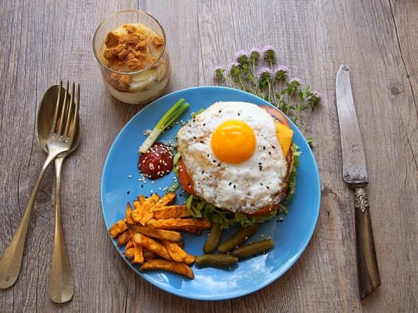 Hamburger au poulet moelleux, frites de patate douce, compote spéculoos
