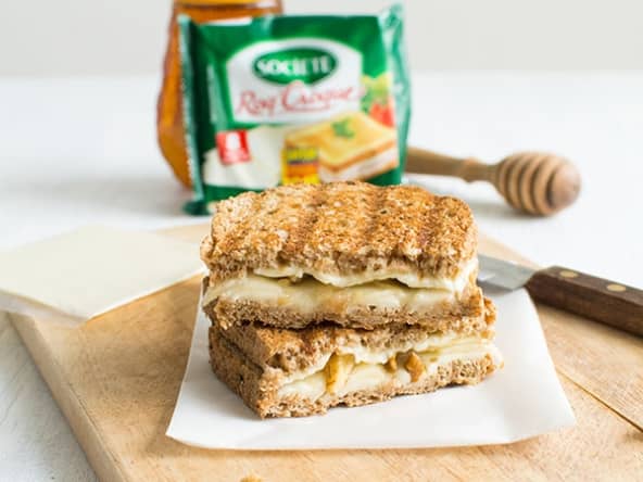 Croque-monsieur sucré au roquefort, poires, miel et noix