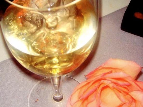 Vin de pêches aux feuilles, vin et eau de vie