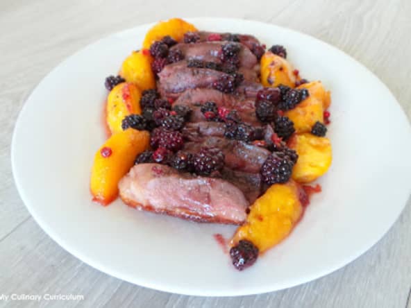Magrets de canard aux pêches, mûres et sirop d'érable
