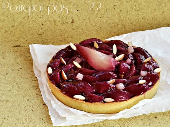 Tarte garnie de poires au vin sur crème d'amandes
