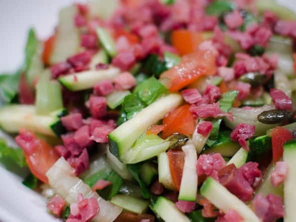Salade de pak choi, à la courgette, aux lardons fumés et aux graines de courge