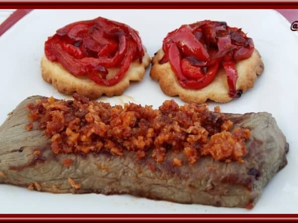 Boeuf au crumble de chorizo et tatins de poivrons rouges