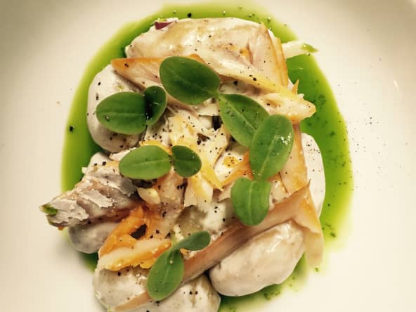 Salade de haddock fumé, pommes de terre nouvelles, pousse de bourache et huile de persil