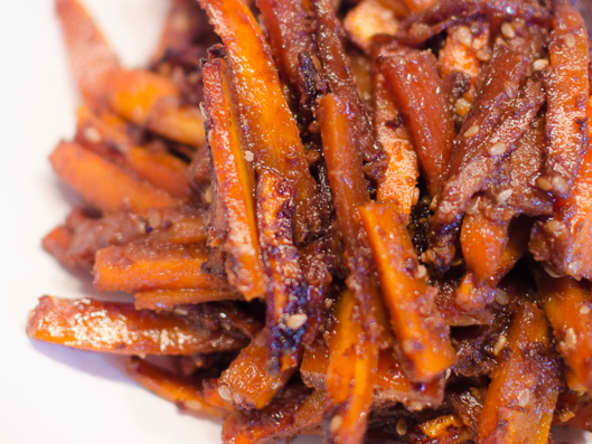 Carottes laquées au miso et au sirop d'érable