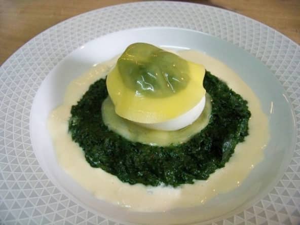 Oeuf mollet florentine, sur lit de tétragone et crème de Comté