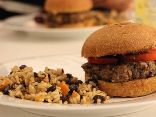 Burger végétarien aux haricots noirs, patates douces et oignons caramélisés