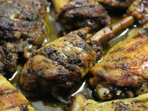 Poulet à la jamaïquaine, aux épices jerk et au jus de raisin