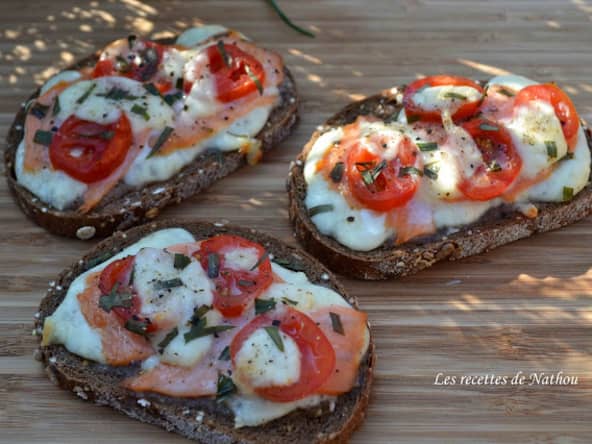Apéro : tartines au saumon fumé, tomates cerise, mozzarella et estragon