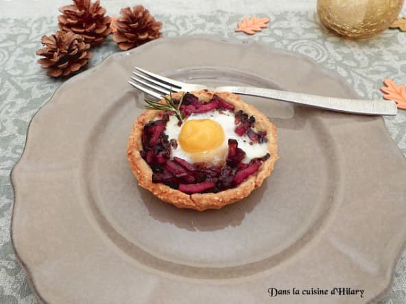 Tartelettes sablés sésame-romarin au confit d'oignon rouge et bacon comme un œuf cocotte