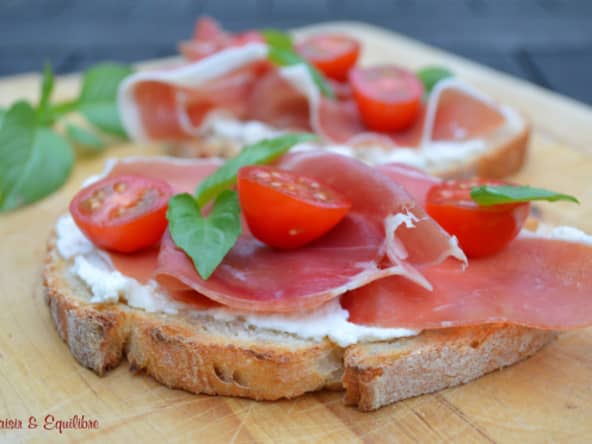 Tartines de jambon cru, tomates cerise et ricotta
