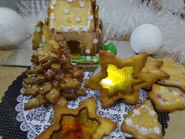 Biscuits de Noël au coin du feu, la maison en biscuits, les biscuits "vitrail", le sapin en bisctuits