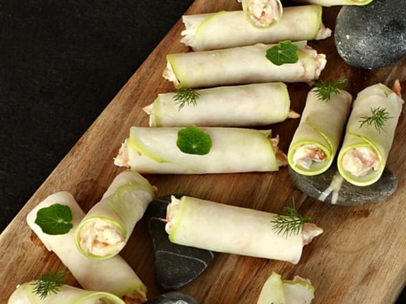 Rouleaux de chou rave et truite fumée pour l'apéritif