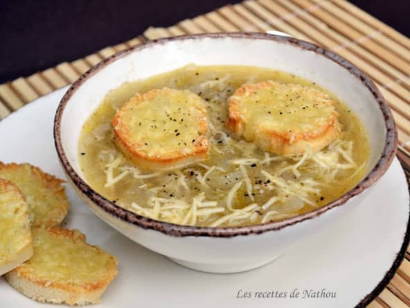 Soupe aux oignons et toasts grillés au gruyère, la meilleure de l'hiver !
