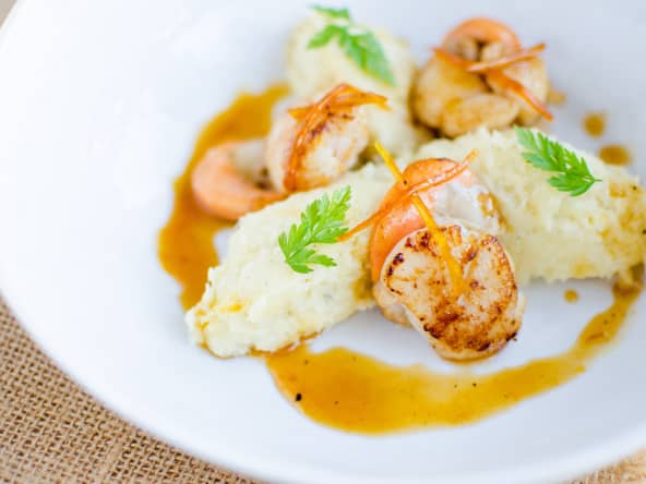 Saint-Jacques sautées et purée de panais vanillée, sauce aux agrumes