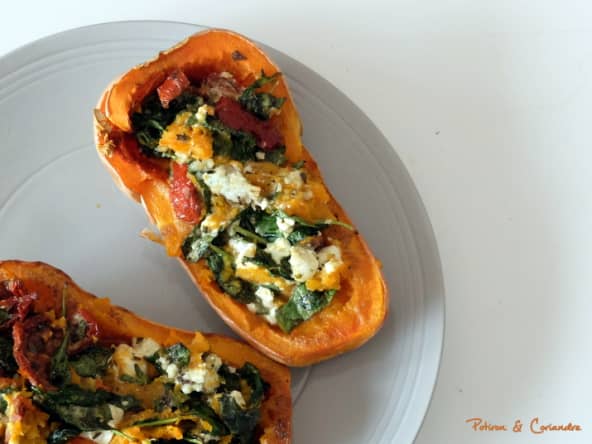Butternut rôtie farcie aux épinards, tomates séchées et feta