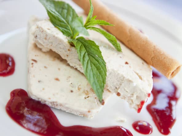 Nougat glacé : la meringue au miel cuit