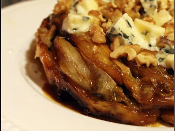 Tatin d'endives caramélisées au miel, bleu et noix