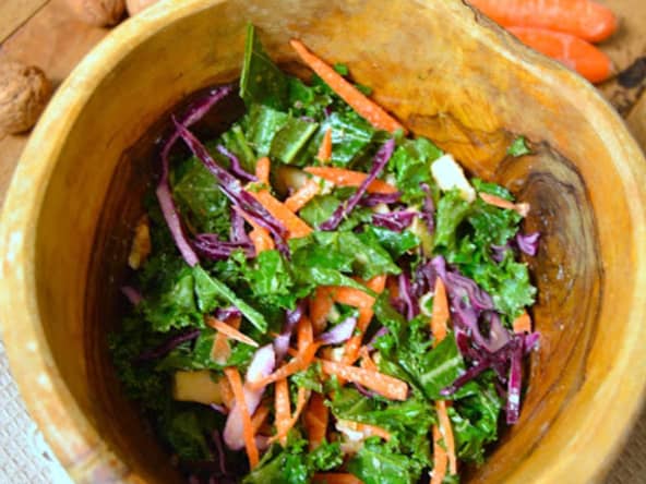 Salade crue de chou rouge, kale, carotte, pomme et noix