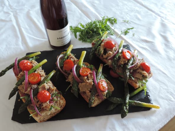 Tartines aux rillettes, asperges et tomates rôties.