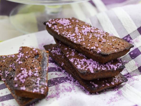 Financiers aux myrtilles et au sucre aromatisé à la violette