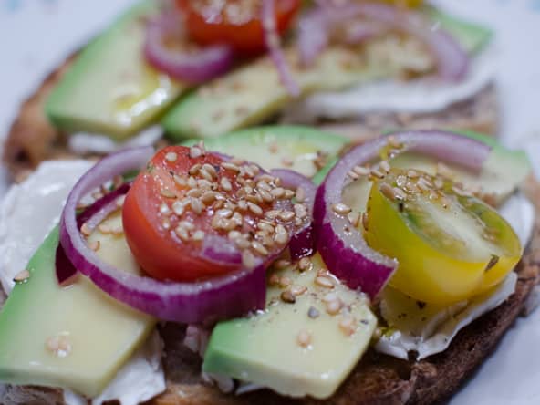 Tartine à l'avocat, au chèvre et au sésame