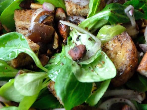 Salade de mâche au sumac, dattes et amandes