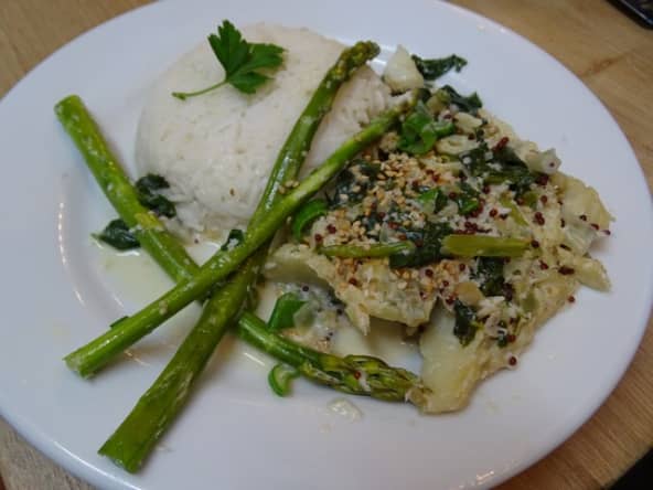 cabillaud au lait de coco et graines de moutarde, blettes et asperges vertes