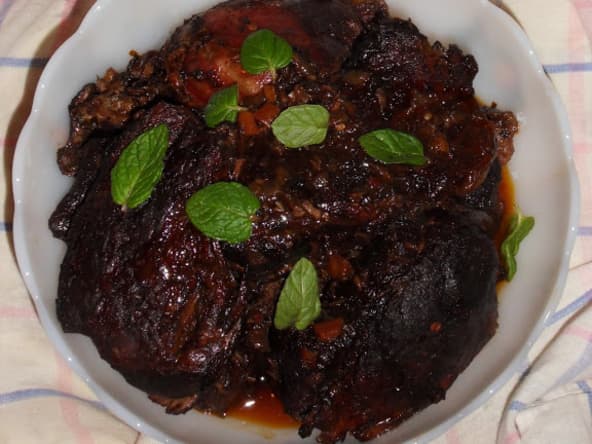 Gigot d’agneau lentement cuit, au vin rouge et aux épices