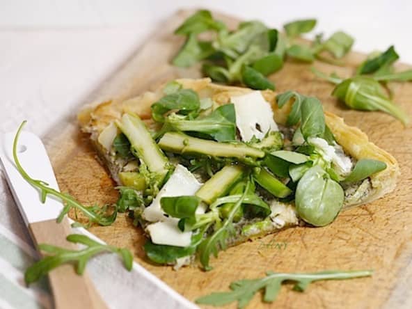 Tarte feuilletée aux asperges vertes crème d'artichaut et tome de brebis