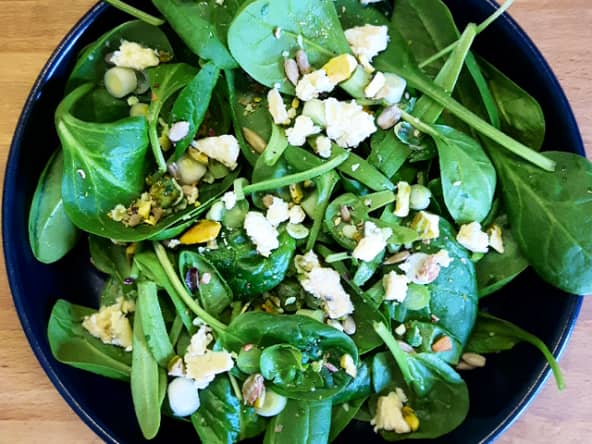 Salade de pousses d'épinards, graines, bleu des Causses