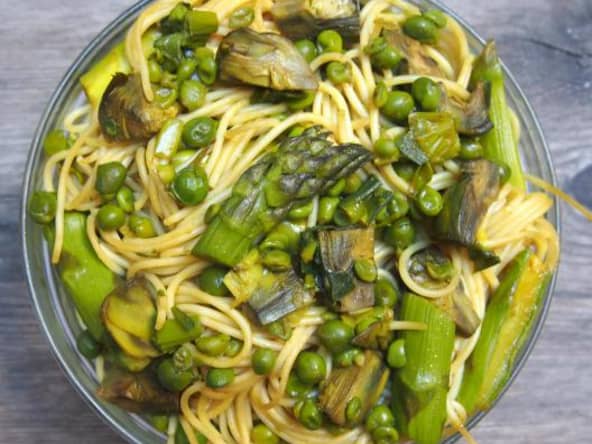 Spaghettis aux légumes de printemps et au curcuma