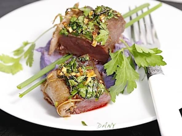 Filet de boeuf cuit lentement aux herbes et à l'ail