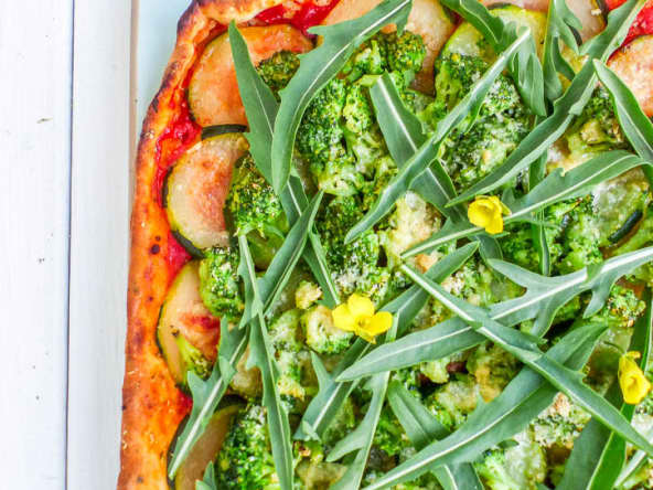 Pizza roquette, brocolis et courgettes
