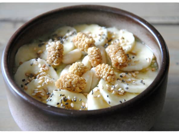 Smoothie bowl banane kiwi, mûres blanches séchées et amandes
