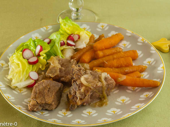 Mijoté de porc à la bière, aux oignons et carottes nouvelles
