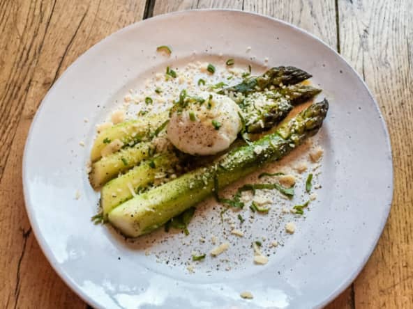 Asperges vertes avec un œuf mollet